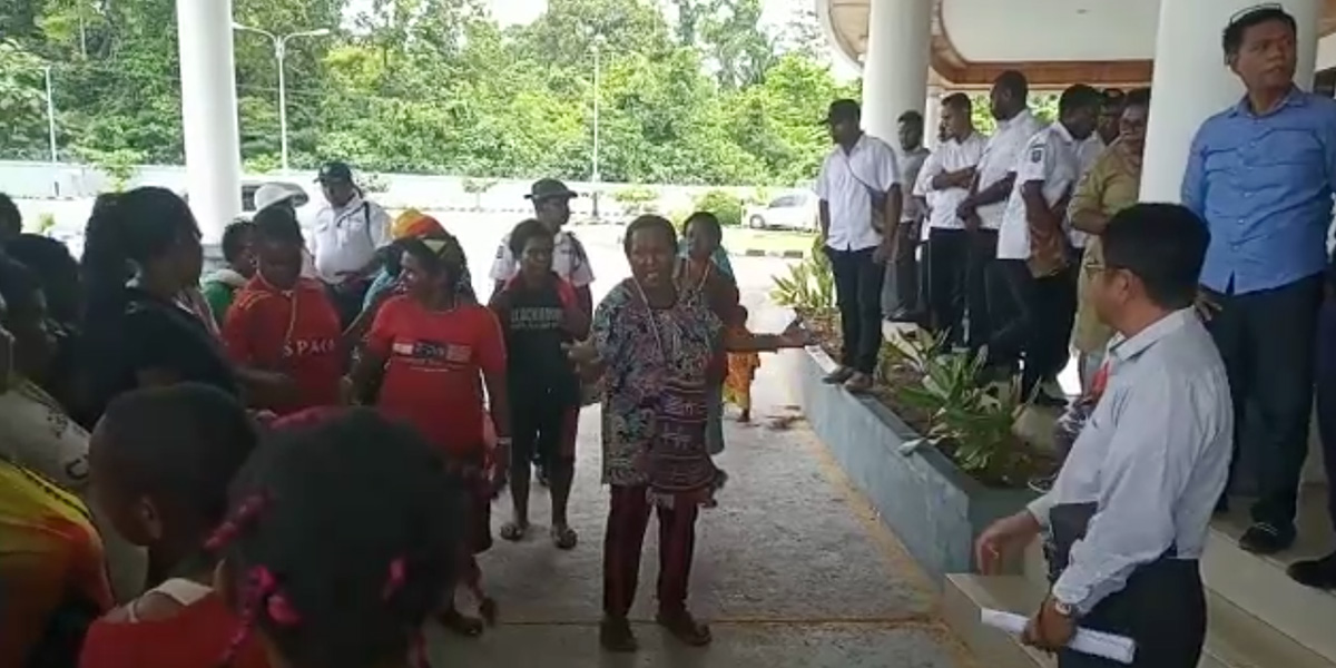 mama-mama-pedagang-pasar-lama-minta-keadilan-di-dprd-mimika